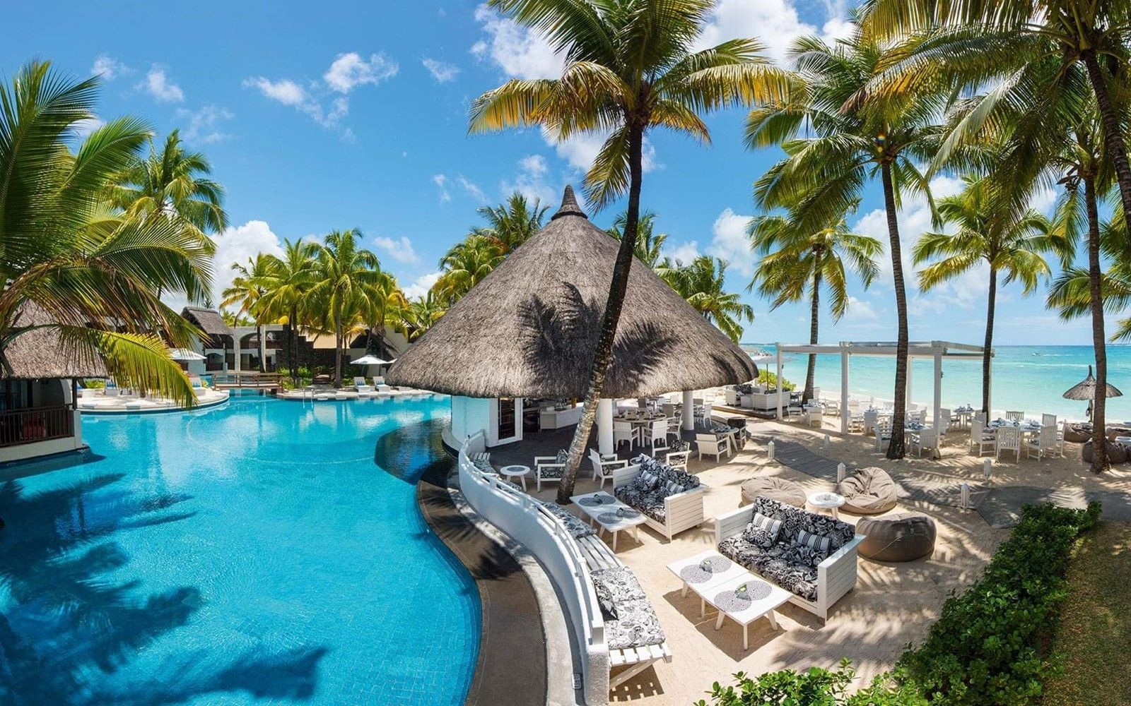 Poolområdet ved Constance Belle Mare Plage på Mauritius