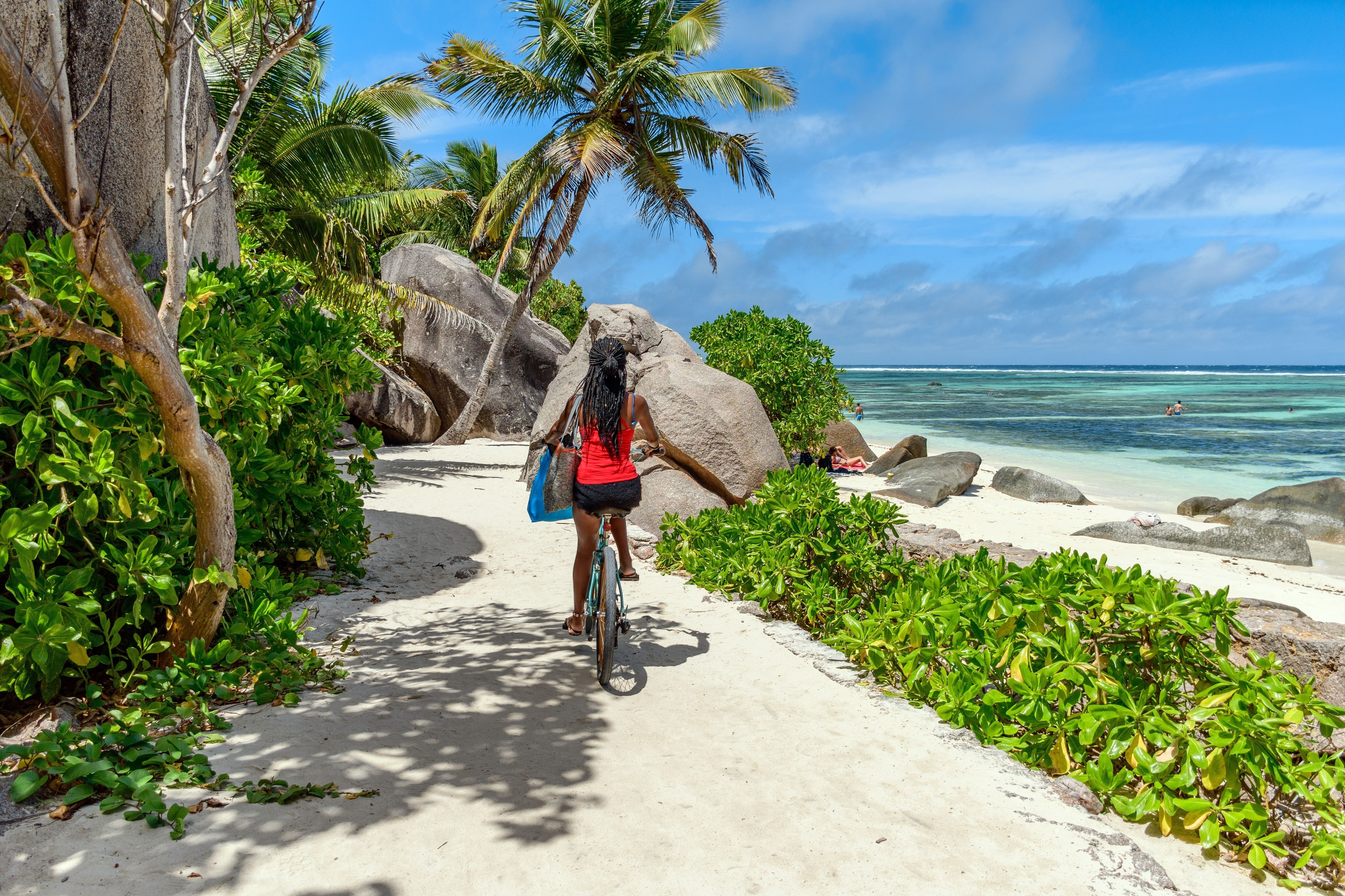 Cykel langs stranden på La Digue