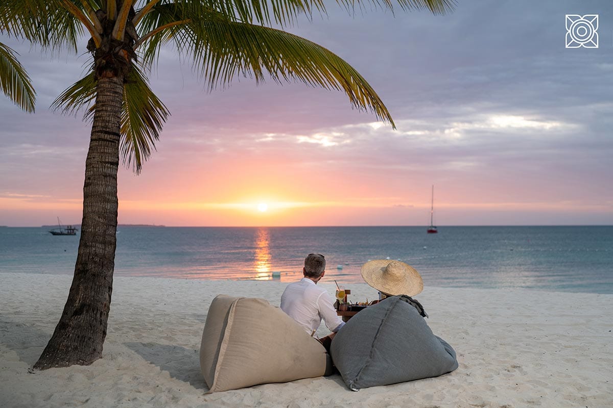 Par slapper af på stranden ved Zuri Resort på Zanzibar.