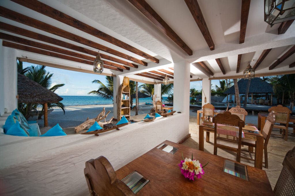 Restaurant med havudsigt og åbne omgivelser på Waterlover Beach Resort ved Diani Beach