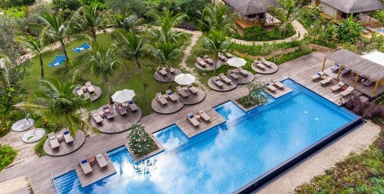 Udsigt over pool ved Zuri