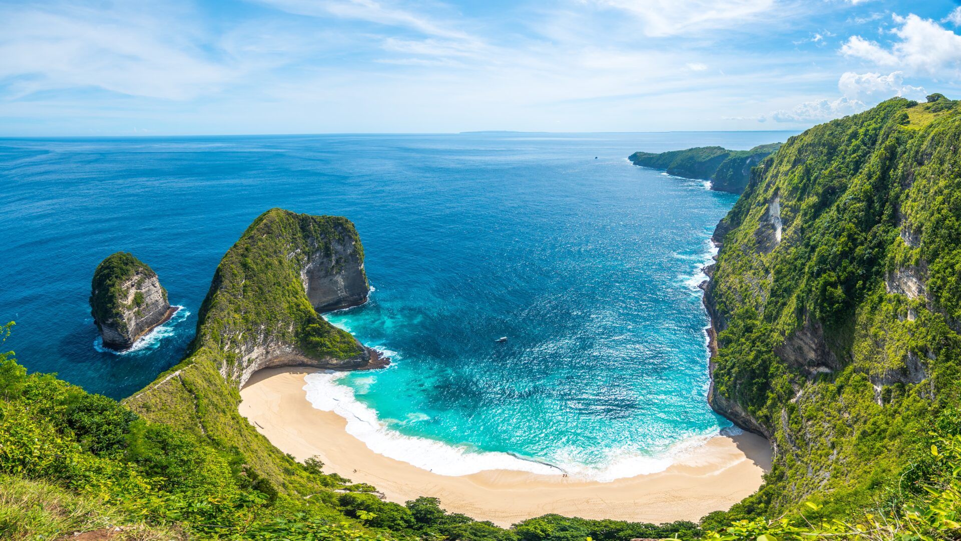 Spektakulær panoramaudsigt over Kelingking Beach på Nusa Penida, hvor klippen danner et unikt dinosaur-lignende mønster mod det turkisblå hav Spektakulær panoramaudsigt over Kelingking Beach på Nusa Penida, hvor klippen danner et unikt dinosaur-lignende mønster mod det turkisblå hav