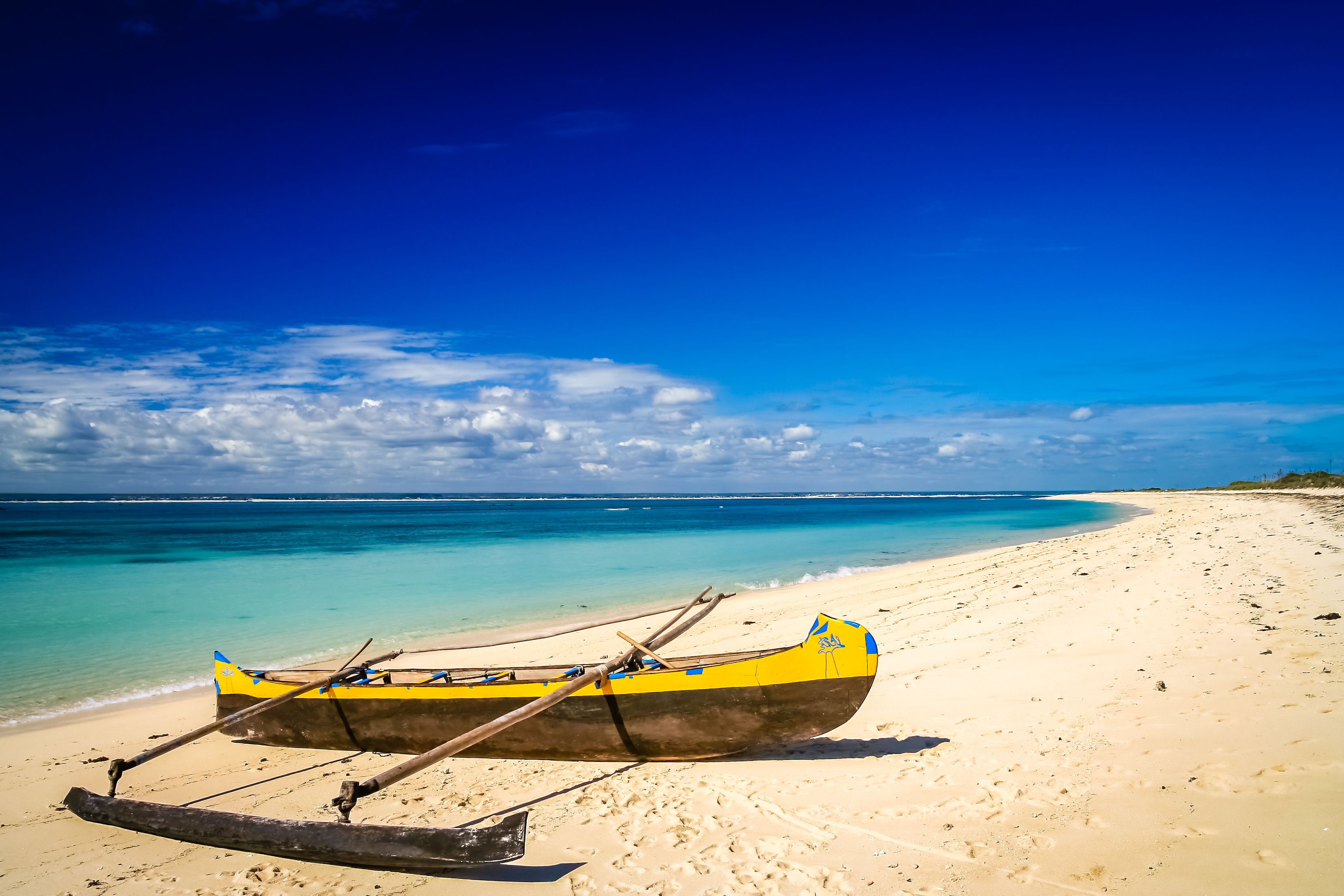 En lille traditionel pirogue hviler på sandstranden ved Nosy Ve Island, omgivet af Det Indiske Oceans blå nuancer. » Tembo Travel En lille traditionel pirogue hviler på sandstranden ved Nosy Ve Island, omgivet af Det Indiske Oceans blå nuancer.