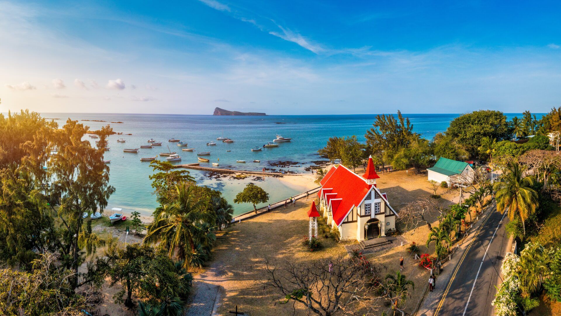 Notre Dame Auxiliatrice-kirken i Cap Malheureux med sit karakteristiske røde tag ligger smukt ved kysten på Mauritius.