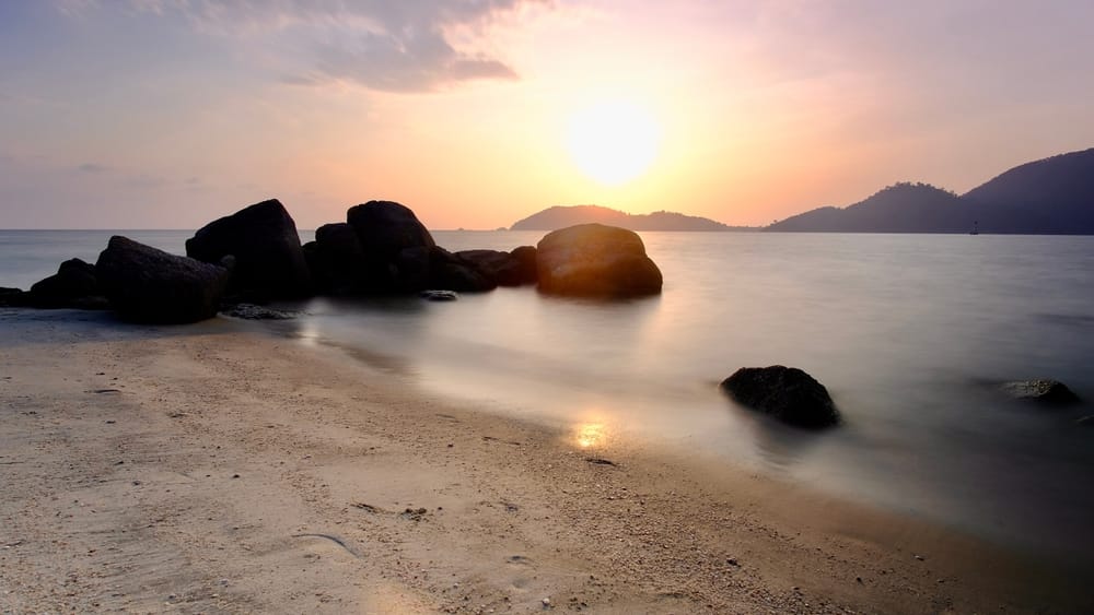 Betagende udsigt over Damai Laut Beach i Perak, Malaysia ved solnedgang – tropisk strand med gyldent lys og afslappende atmosfære. Betagende udsigt over Damai Laut Beach i Perak, Malaysia ved solnedgang – tropisk strand med gyldent lys og afslappende atmosfære.