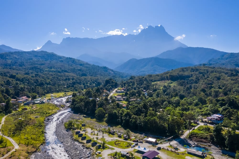 Luftfoto af Melangkap-floden med Mount Kinabalu i baggrunden, Malaysia – spektakulært landskab med tropisk natur og bjergudsigt.