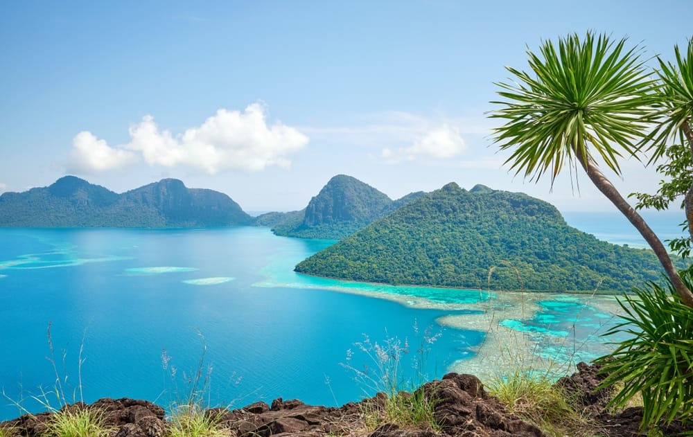 Bohey Dulang-øen i Tun Sakaran Marine Park, Sabah, Malaysia – tropisk ø med dramatiske klipper, hvide sandstrande og klart turkisvand.