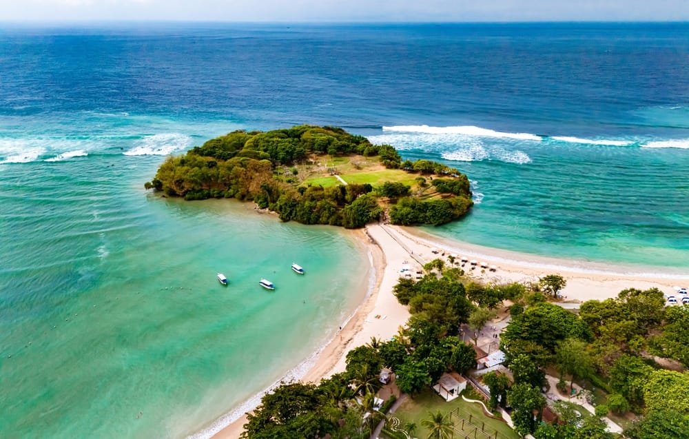 Udsigt over Nusa Dua resortområdet på Bali, Indonesien – panorama af luksuriøse resorts, hvide sandstrande og tropisk hav. Udsigt over Nusa Dua resortområdet på Bali, Indonesien – panorama af luksuriøse resorts, hvide sandstrande og tropisk hav.