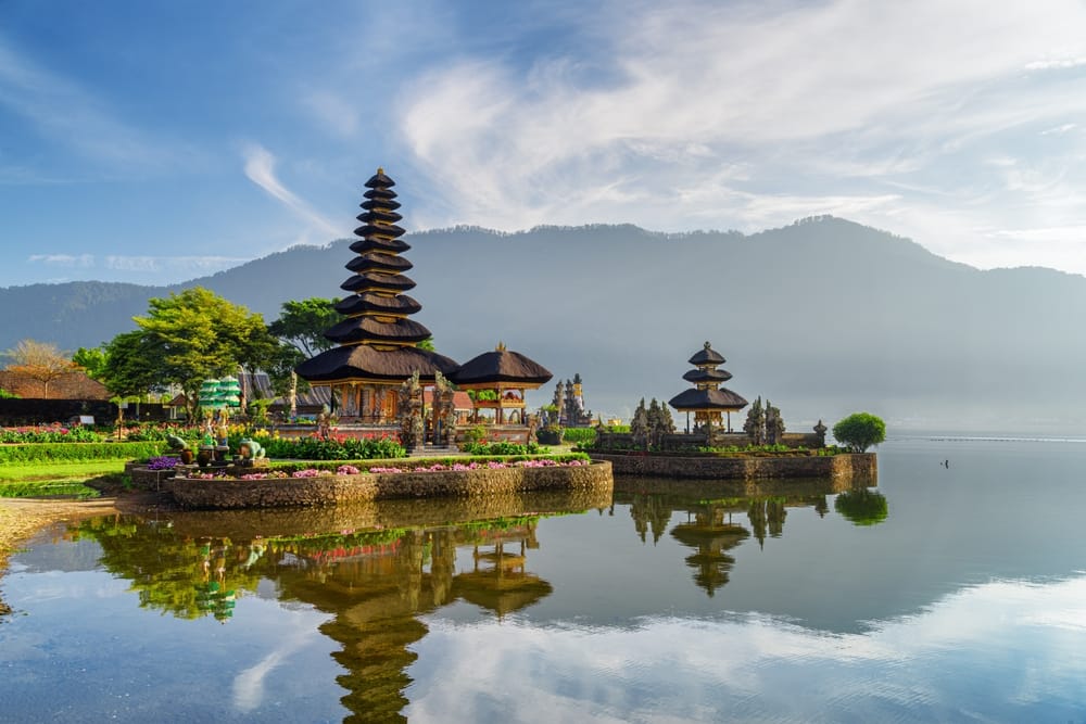 Fantastisk udsigt over Pura Ulun Danu Beratan (Pura Bratan) på Bali, Indonesien – smukt tempel ved søen omgivet af frodig tropisk natur. Fantastisk udsigt over Pura Ulun Danu Beratan (Pura Bratan) på Bali, Indonesien – smukt tempel ved søen omgivet af frodig tropisk natur.