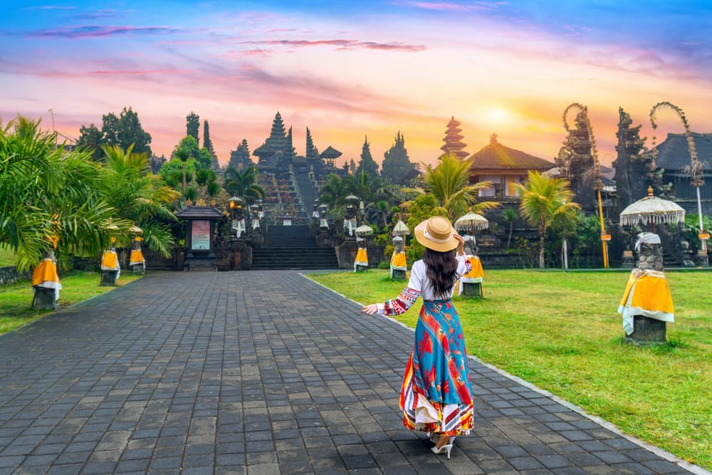 Kvinder som turister går rundt ved Besakih-templet på Bali, Indonesien – det største og mest betydningsfulde hinduistiske tempel på øen. Kvinder som turister går rundt ved Besakih-templet på Bali, Indonesien – det største og mest betydningsfulde hinduistiske tempel på øen.