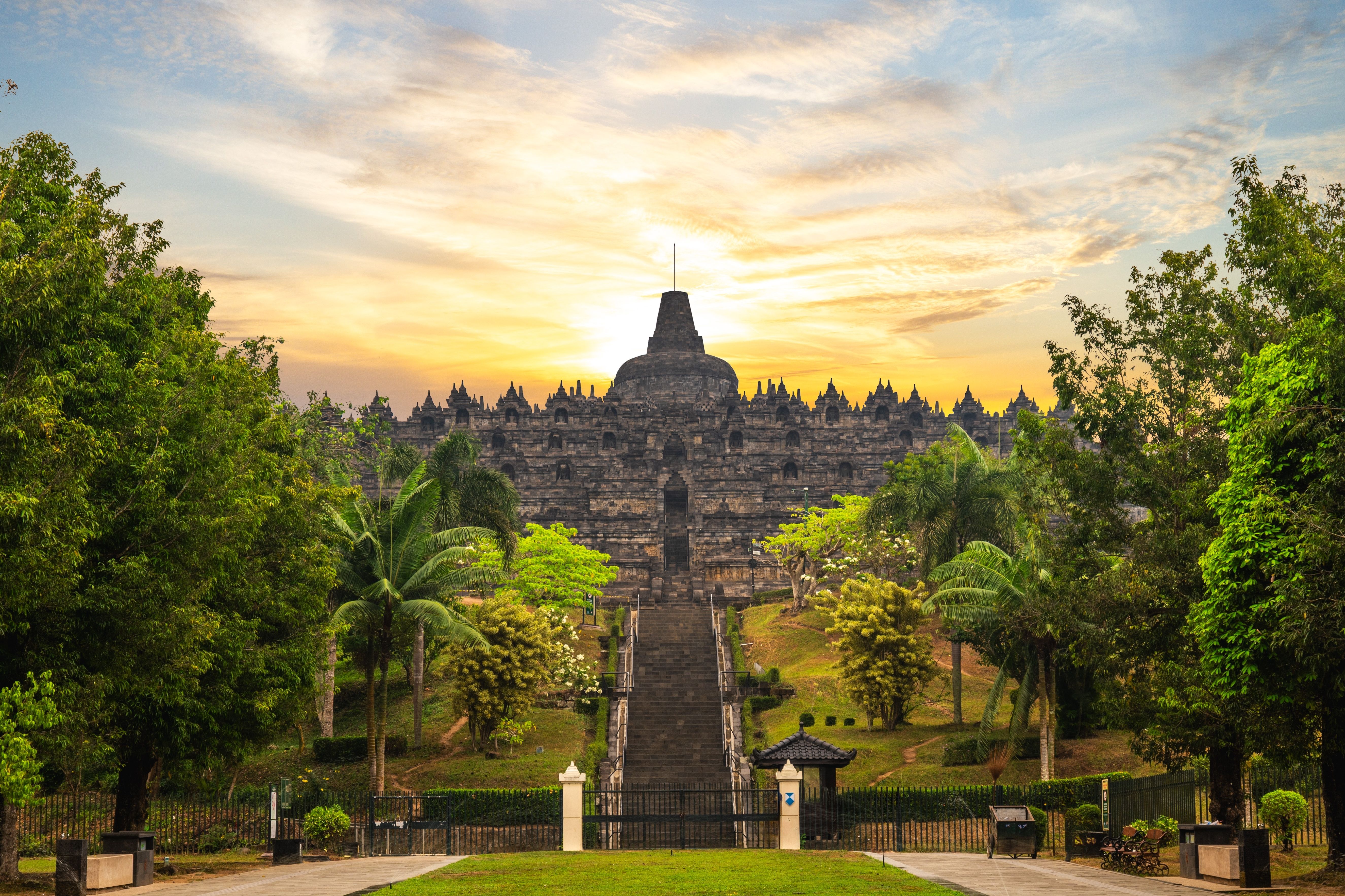 Borobudur – et Mahayana-buddhistisk tempel i Magelang, Indonesien, berømt for sine stupaer og UNESCO-verdensarv