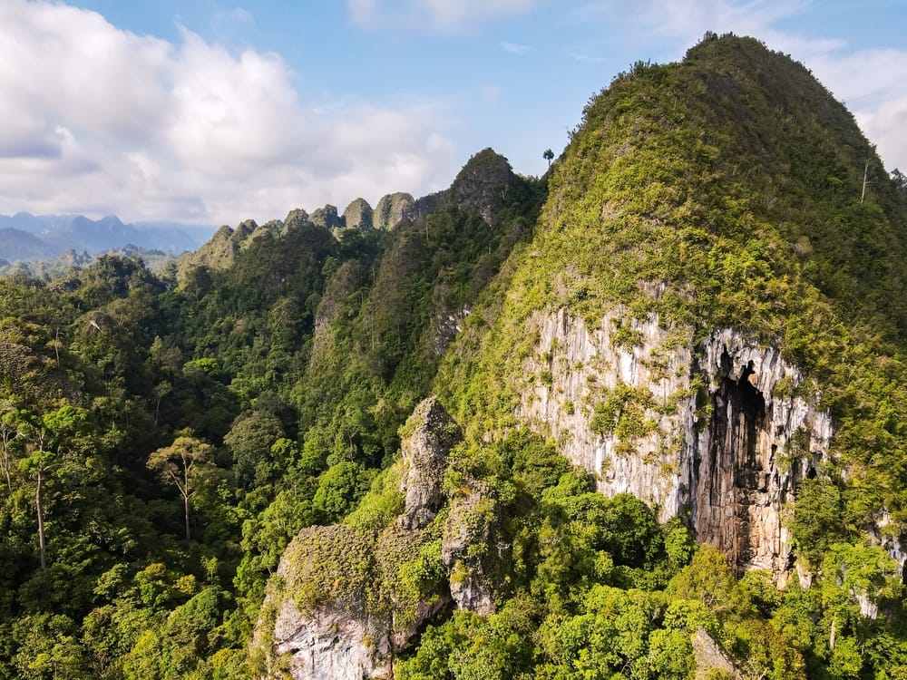 Skønheden af Sangkulirang-Mangkalihat kalkstensklipperne i Indonesien – imponerende karstlandskab omgivet af frodig natur og vand. Skønheden af Sangkulirang-Mangkalihat kalkstensklipperne i Indonesien – imponerende karstlandskab omgivet af frodig natur og vand.