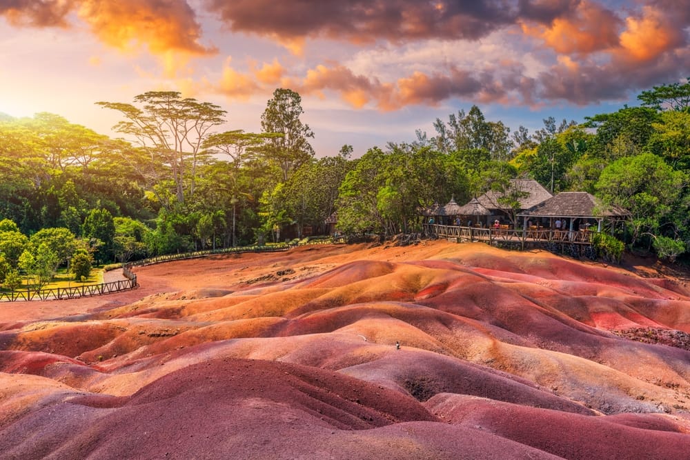Chamarel Seven Colored Earth Geopark på Mauritius – farverigt panorama af de berømte sandklitter i unikke jordfarver.