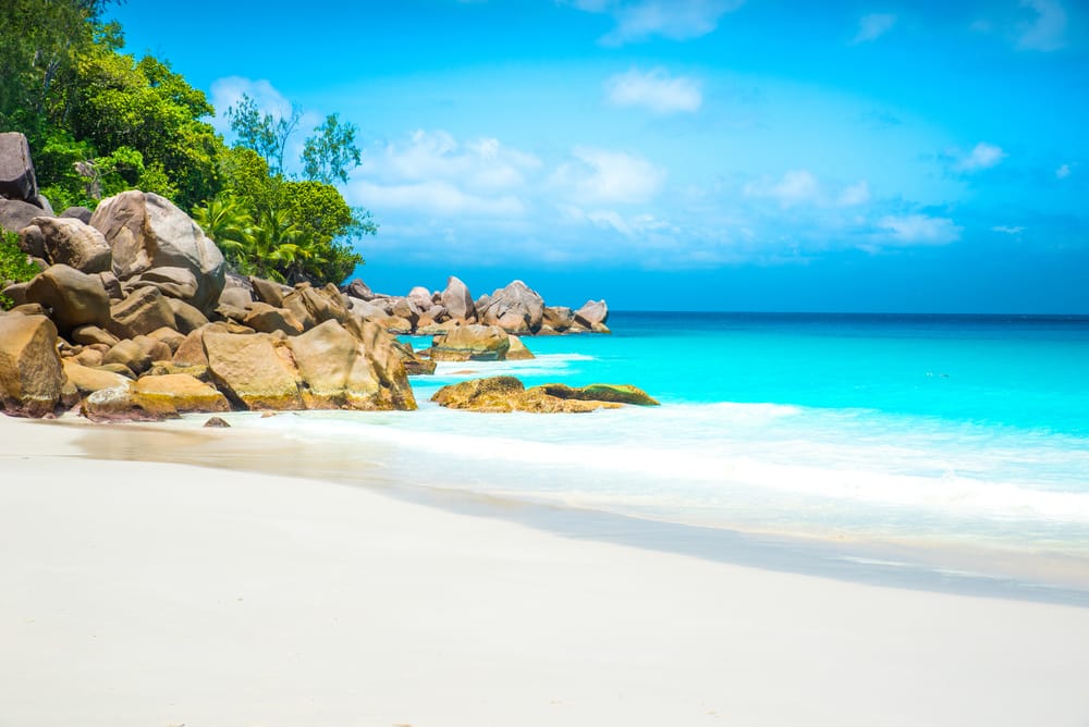 Smuk strand på Paradise Island – Anse Georgette på Praslin, Seychellerne med krystalklart vand, hvidt sand og tropiske omgivelser.