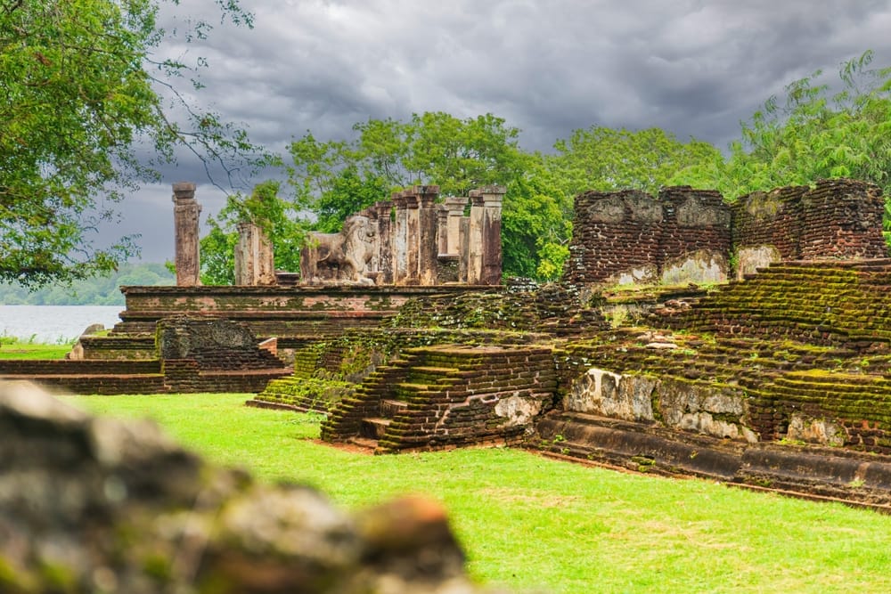 Ruinerne af Audience Hall fra det gamle kongerige i Sri Lanka. De historiske stensøjler og fundamenter vidner om en svunden tid med kongelig pragt og storhed – et vigtigt kulturarvssted og populært rejsemål for historieelskere.