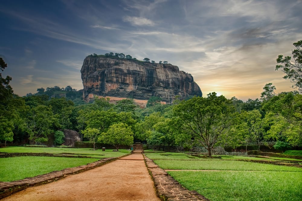 Sigiriya-klippefæstningen nær Dambulla i Sri Lanka. Den UNESCO-beskyttede klippe med gamle ruiner, fresker og frodig jungle omkring er et af landets mest berømte vartegn og et must-see for kultur- og historieinteresserede rejsende.
