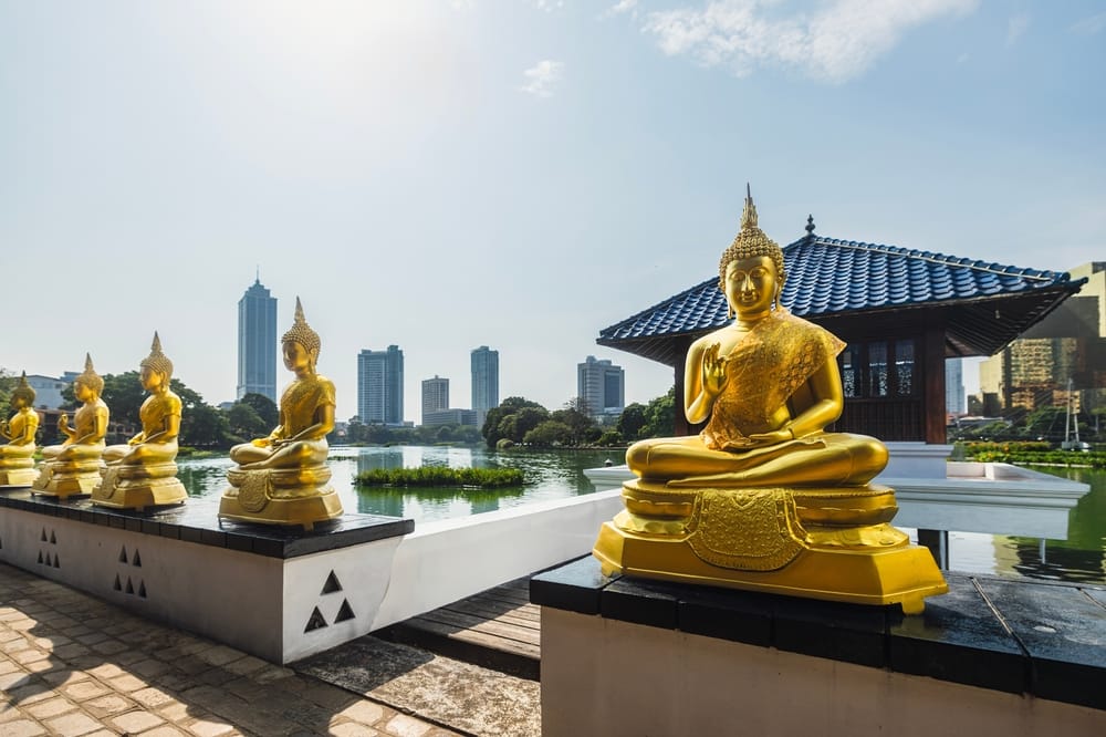 Det buddhistiske Seema Malaka-tempel på søen Beira i centrum af Colombo, Sri Lanka. Det fredfyldte tempelkompleks, omgivet af vand og moderne skyline, er et ikonisk vartegn og et spirituelt tilflugtssted midt i storbyen.