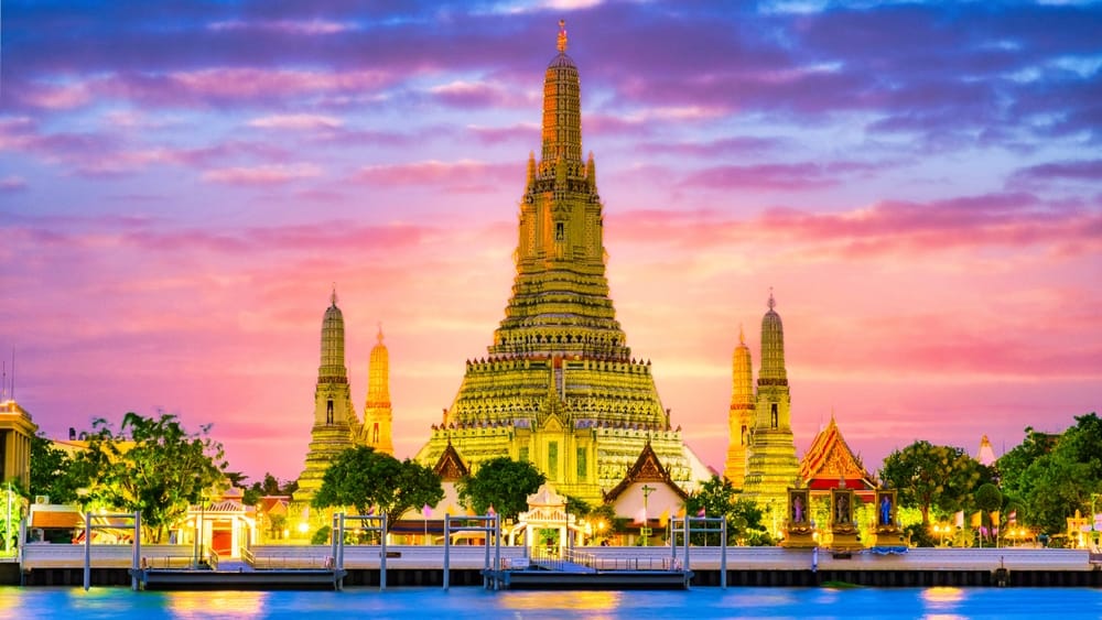 Wat Arun-templet i Bangkok, Thailand – også kendt som Daggryets Tempel. Det berømte buddhistiske tempel ligger smukt ved Chao Phraya-floden og er kendt for sin høje prang, detaljerede mosaikker og spirituelle betydning. Et ikonisk vartegn og populært rejsemål i Thailand.