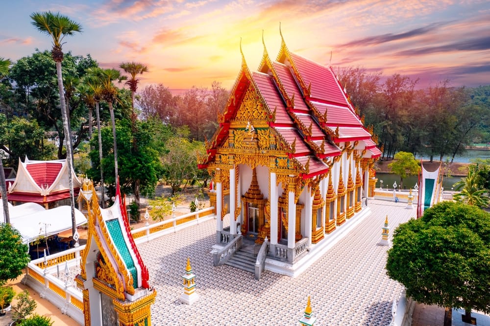 Luftfoto af det buddhistiske Wat Nai Harn-tempel i Phuket. Det smukke landskab viser templets traditionelle thailandske arkitektur omgivet af frodig natur og fredfyldt atmosfære – et spirituelt rejsemål og kulturelt vartegn på øen.