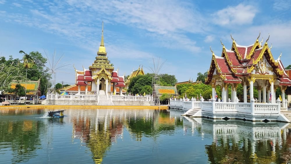 Foto af det gamle Wat Lai-tempel, mere end 800 år gammelt. Den historiske thailandske helligdom er kendt for sine detaljerede udskæringer, ældgamle murværk og spirituelle atmosfære – et unikt kulturarvssted for både pilgrimme og rejsende.