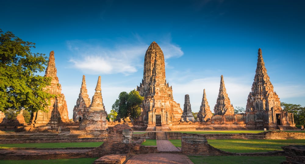 Landskabsfoto af Ayutthaya Historical Park i Ayutthaya, Thailand. Det berømte tempelområde med gamle ruiner, stupaer og Buddha-statuer fortæller historien om Siam-rigets storhed – et UNESCO-verdensarvssted og populært rejsemål for kultur- og historieinteresserede.