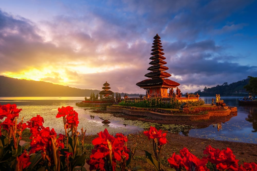 Smukt vartegn – Pura Ulun Danu Bratan-templet på Bali, Indonesien, omgivet af søen Bratan og frodig tropisk natur.