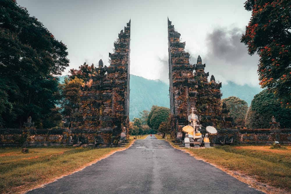 Regntid på Bali, Indonesien – frodige grønne bjerge og landskaber efter regnvejret med frisk tropisk atmosfære.