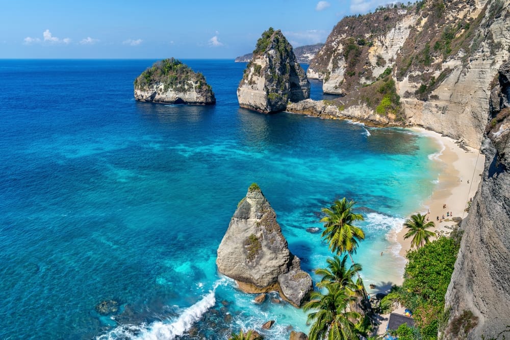 Diamond Beach på Nusa Penida, Bali, Indonesien – spektakulær tropisk strand med hvide klipper, klart turkisvand og idylliske omgivelser.