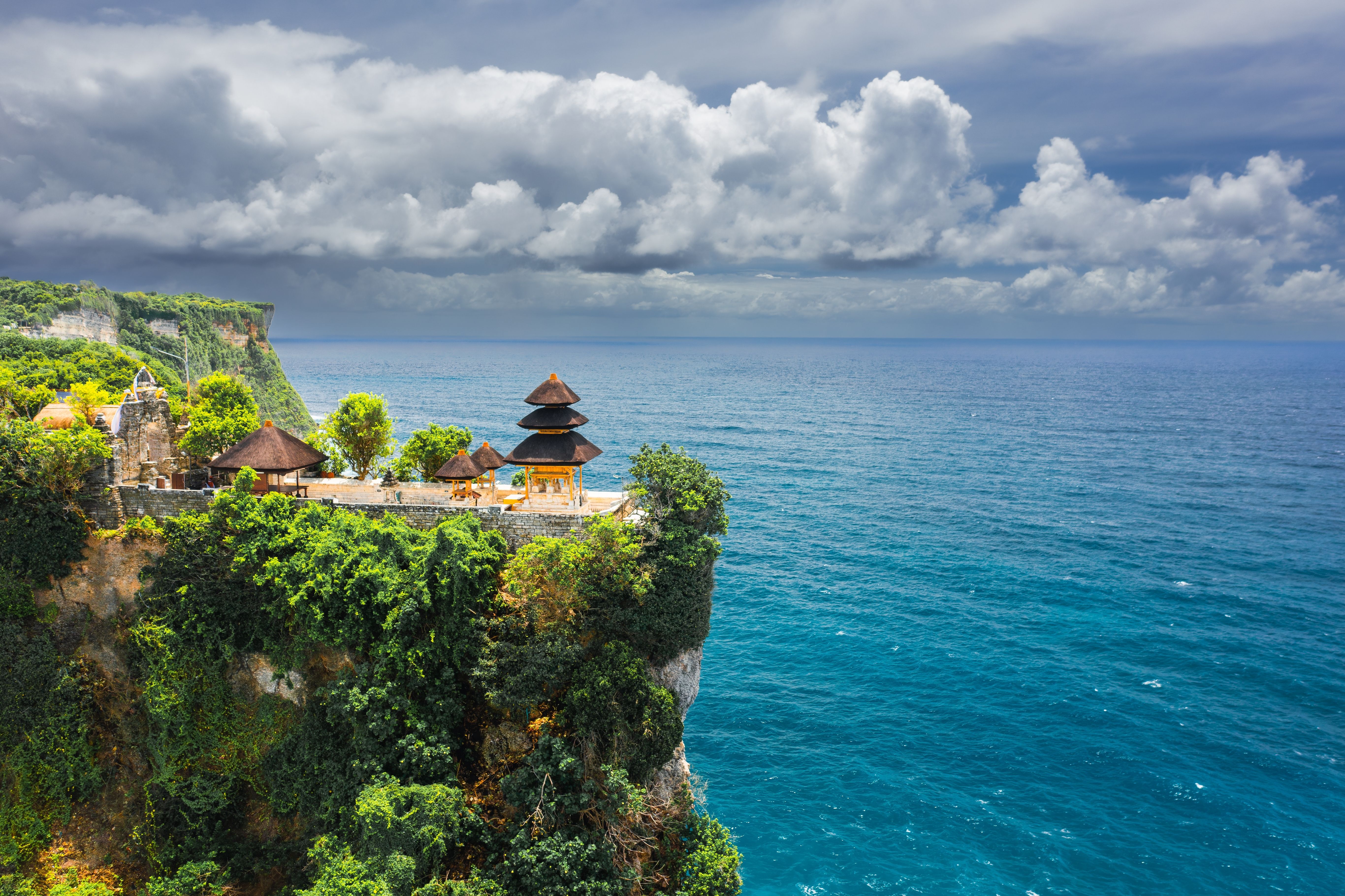 Balis mest ikoniske vartegn – Uluwatu-templet, populær turistattraktion med dramatisk klippekyst og havudsigt på Bali, Indonesien.