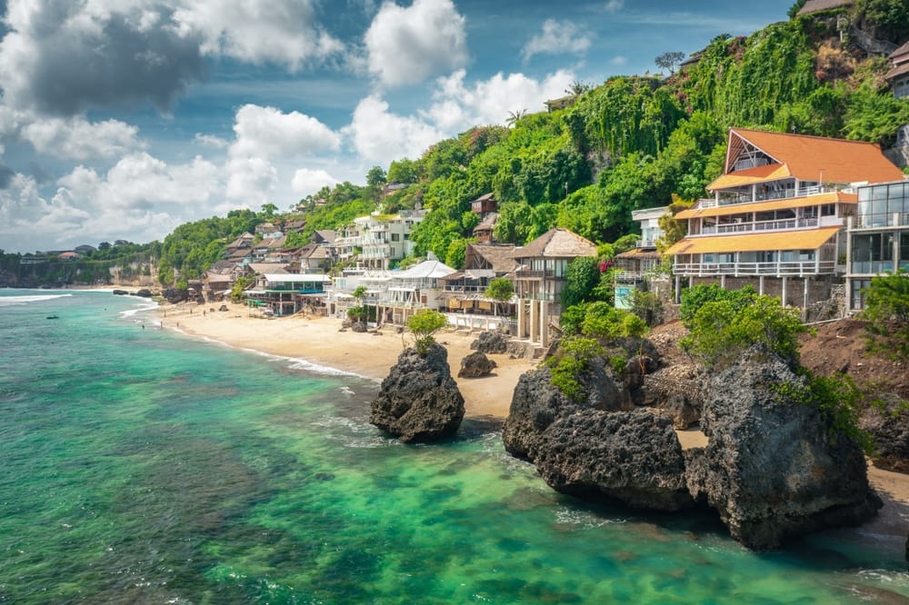 Luftfoto af Bingin Beach på Bali, Indonesien – smuk tropisk strand med klart vand, hvide sandstrande og frodige omgivelser.