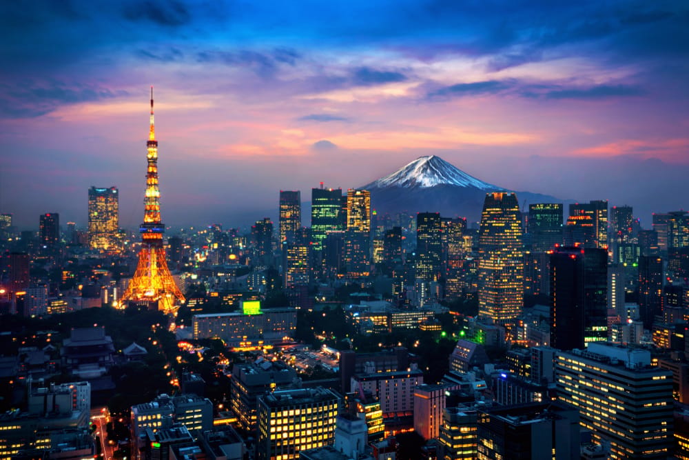 Tokyos livlige skyline breder sig under en klar himmel, mens det majestætiske Mount Fuji rejser sig i horisonten.