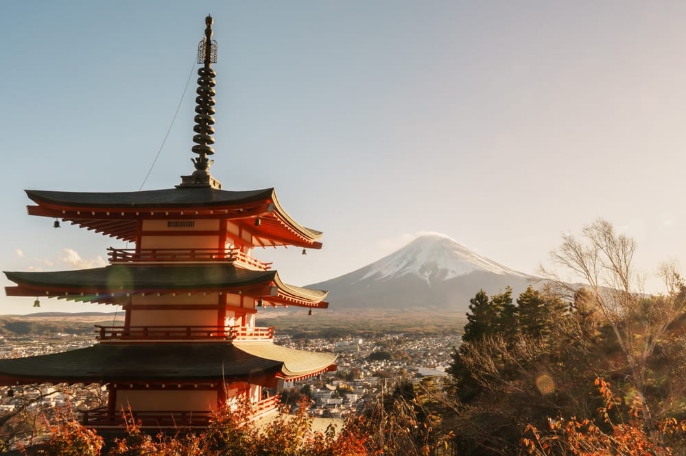 Udsigt fra Chureito Pagoda mod Mount Fuji, indrammet af gyldne og røde efterårsblade.