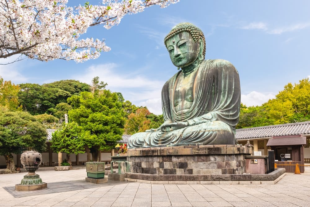 Den Store Buddha-statue ved Kotokuin-templet i Kamakura står majestætisk under åben himmel som et af Japans mest ikoniske vartegn