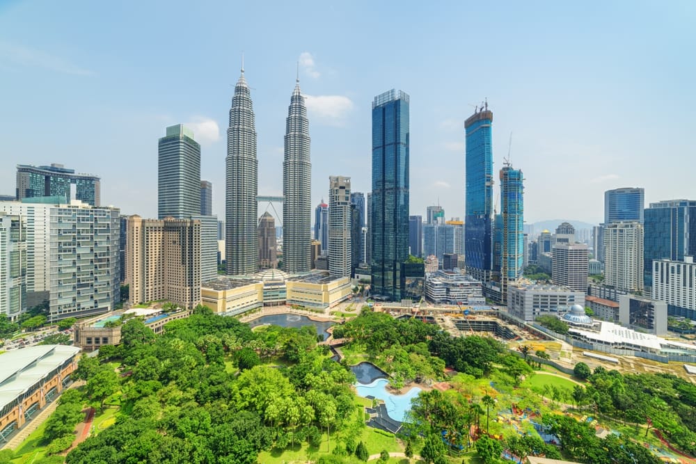 Luftfoto af KLCC Park i Kuala Lumpur, Malaysia – grøn bypark omgivet af skyskrabere og moderne bylandskab. » Tembo Travel Luftfoto af KLCC Park i Kuala Lumpur, Malaysia – grøn bypark omgivet af skyskrabere og moderne bylandskab.