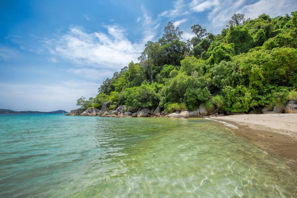 Perhentian Island Resort Beach i Malaysia – tropisk strand med hvidt sand, klart turkisvand og idylliske omgivelser. » Tembo Travel Perhentian Island Resort Beach i Malaysia – tropisk strand med hvidt sand, klart turkisvand og idylliske omgivelser.