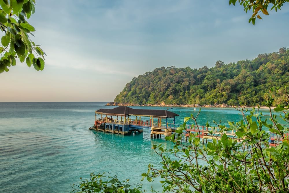 Perhentian Island Resort Beach i Malaysia – idyllisk tropisk strand med krystalklart vand, hvidt sand og palmer. » Tembo Travel Perhentian Island Resort Beach i Malaysia – idyllisk tropisk strand med krystalklart vand, hvidt sand og palmer.