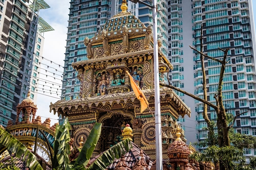 Hindu-templet i Little India-distriktet under Diwali i Malaysia – farverig festival med lys, dekorationer og traditionel kultur. » Tembo Travel Hindu-templet i Little India-distriktet under Diwali i Malaysia – farverig festival med lys, dekorationer og traditionel kultur.