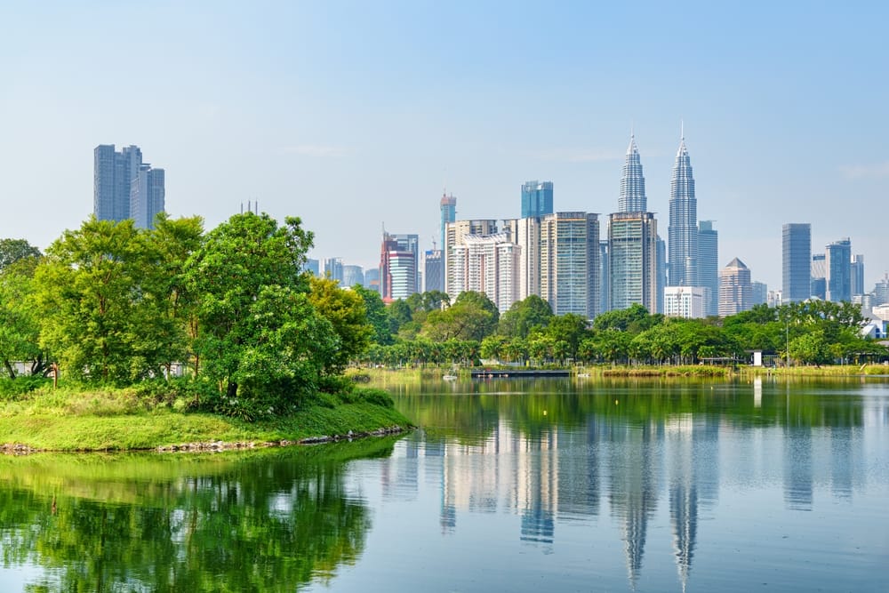 Fantastisk udsigt over Kuala Lumpurs skyline med en naturskøn sø – bylandskab kombineret med grønne omgivelser og afslappende atmosfære. » Tembo Travel Fantastisk udsigt over Kuala Lumpurs skyline med en naturskøn sø – bylandskab kombineret med grønne omgivelser og afslappende atmosfære.