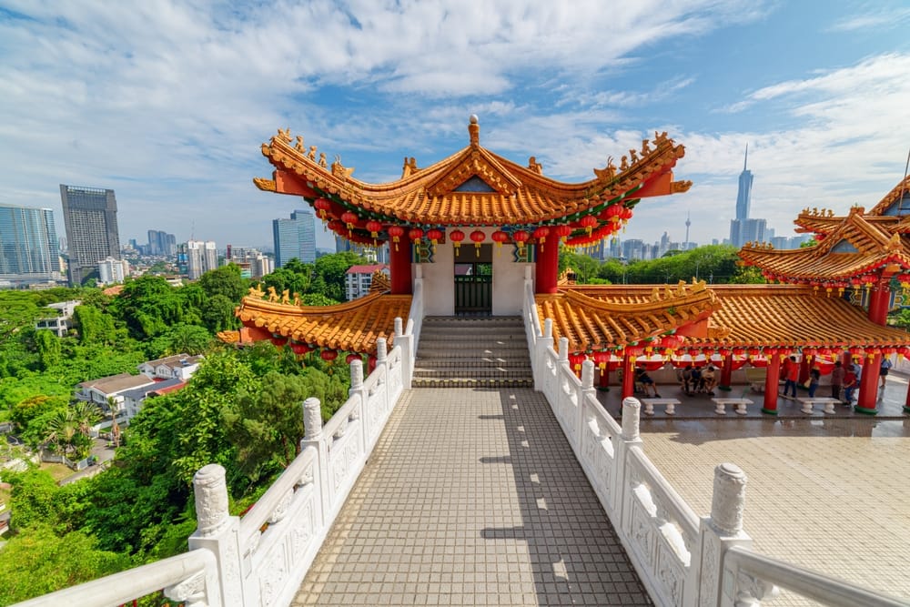 Fantastisk udsigt over Thean Hou-templet i Kuala Lumpur, Malaysia – farverigt kinesisk tempel omgivet af frodig natur og bylandskab. » Tembo Travel Fantastisk udsigt over Thean Hou-templet i Kuala Lumpur, Malaysia – farverigt kinesisk tempel omgivet af frodig natur og bylandskab.