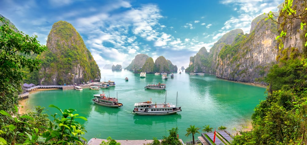Smukt landskab over Halong Bay set fra oven – med udsigt til Bo Hon-øerne og de dramatiske kalkstensklipper, der rejser sig fra det smaragdgrønne hav.