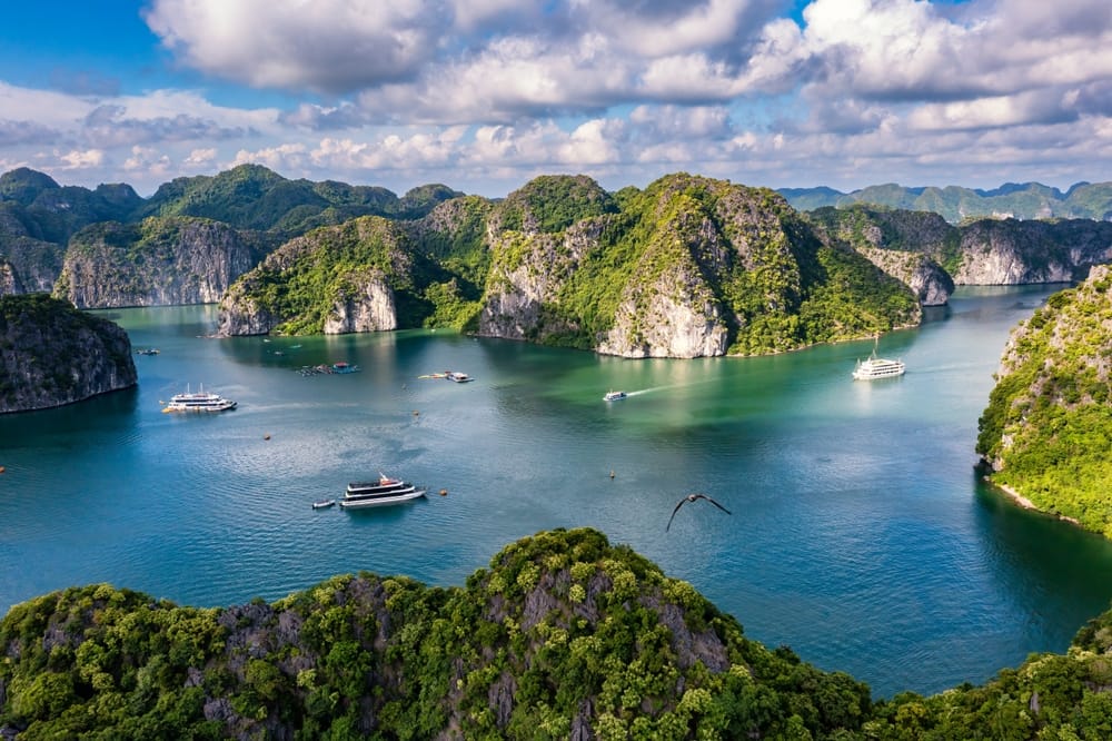 Lan Ha Bay – en del af UNESCOs verdensarv – med smaragdgrønt vand, kalkstensklipper og små øer, der danner et betagende naturlandskab.