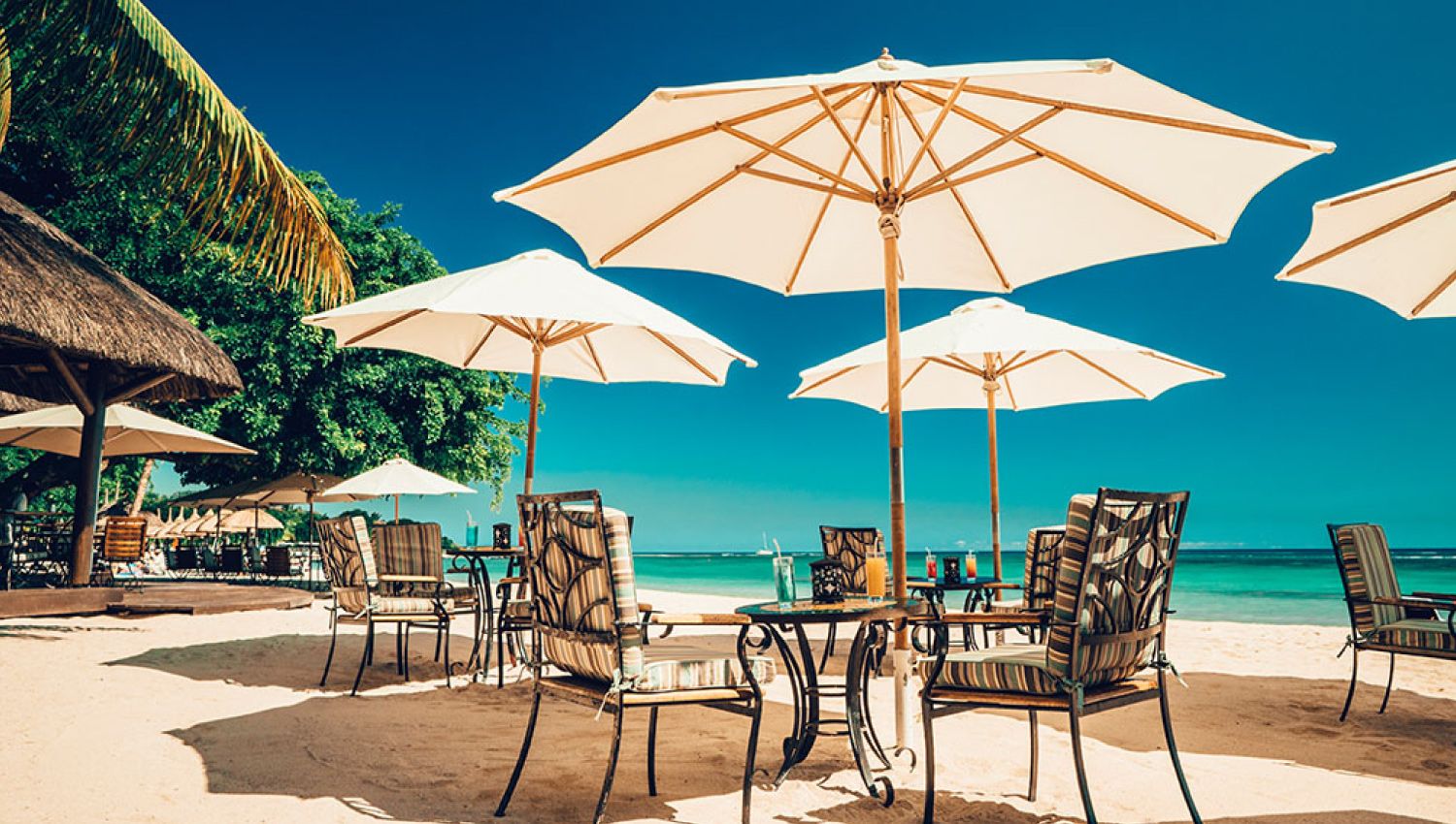 Maritim Resort og Spa bar med udsigt over stranden