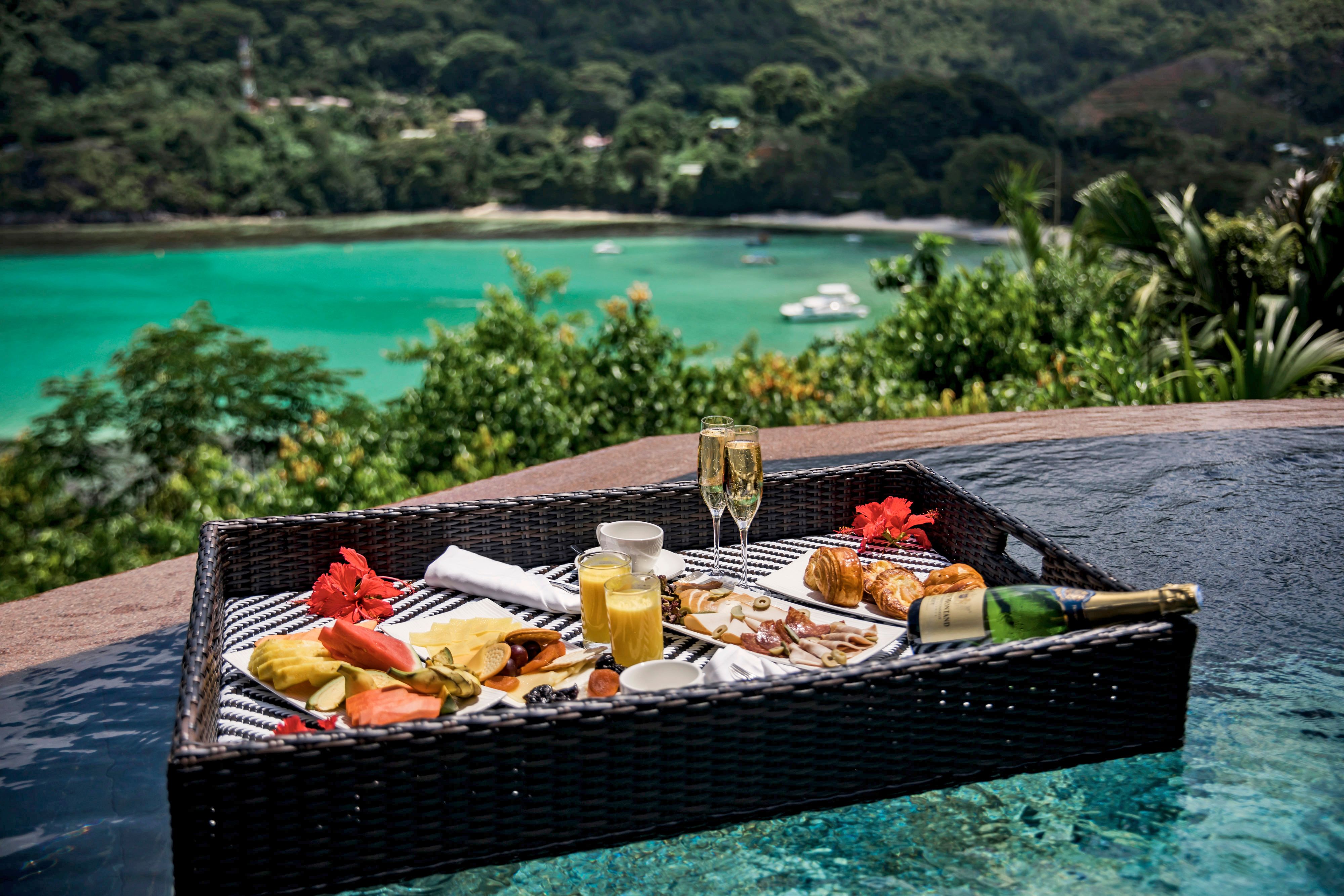 Morgenmad ved poolen på Constance Ephelia Resort