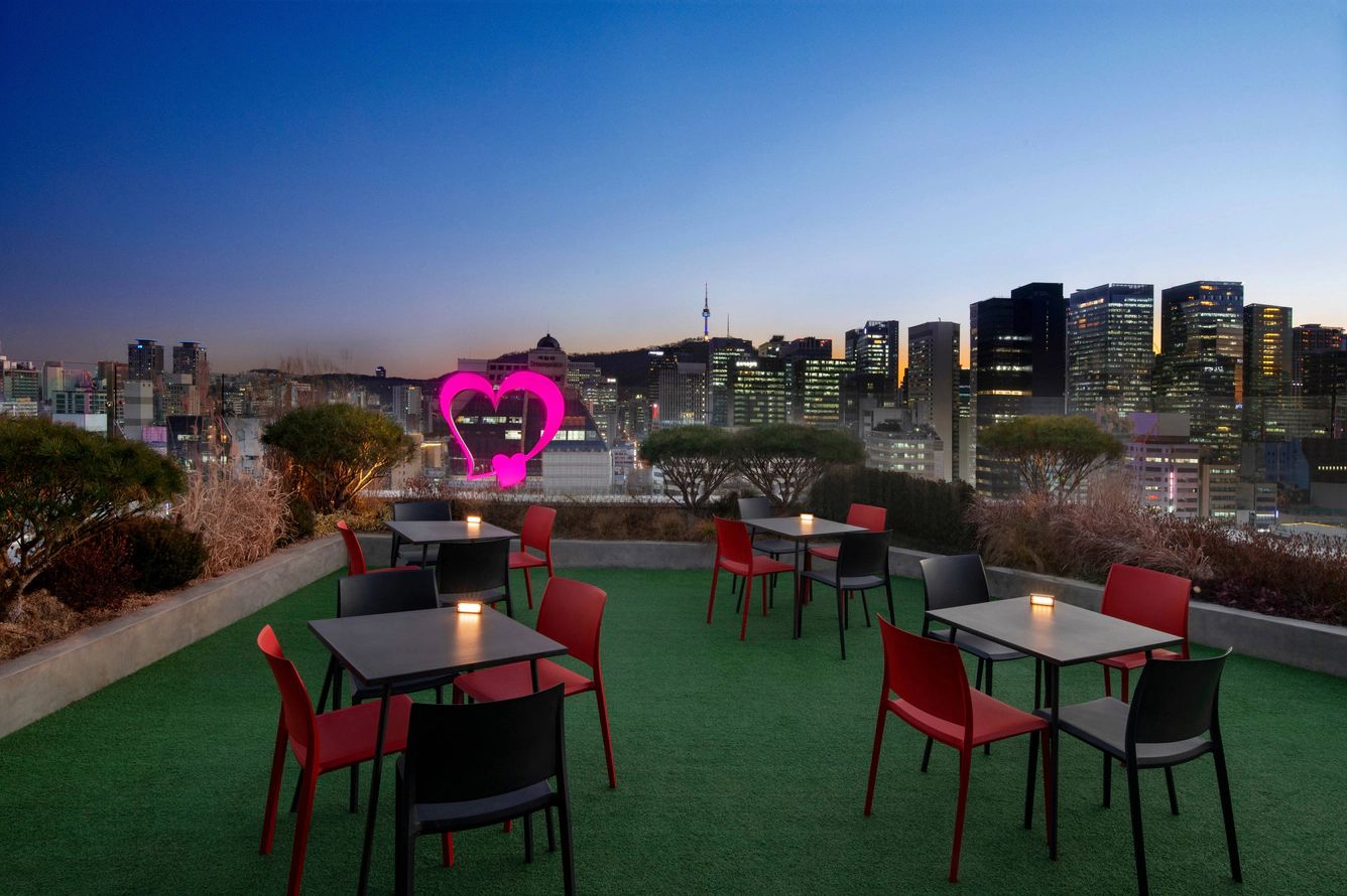 Moxy Seoul Insadong, bar på toppen med udsigt