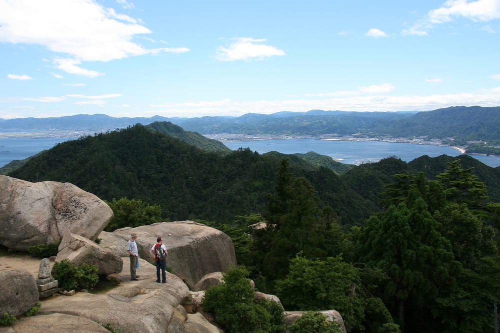 Toppen af Mt. Misen på Miyajima, Japan – panoramaudsigt over havet og de omkringliggende øer.