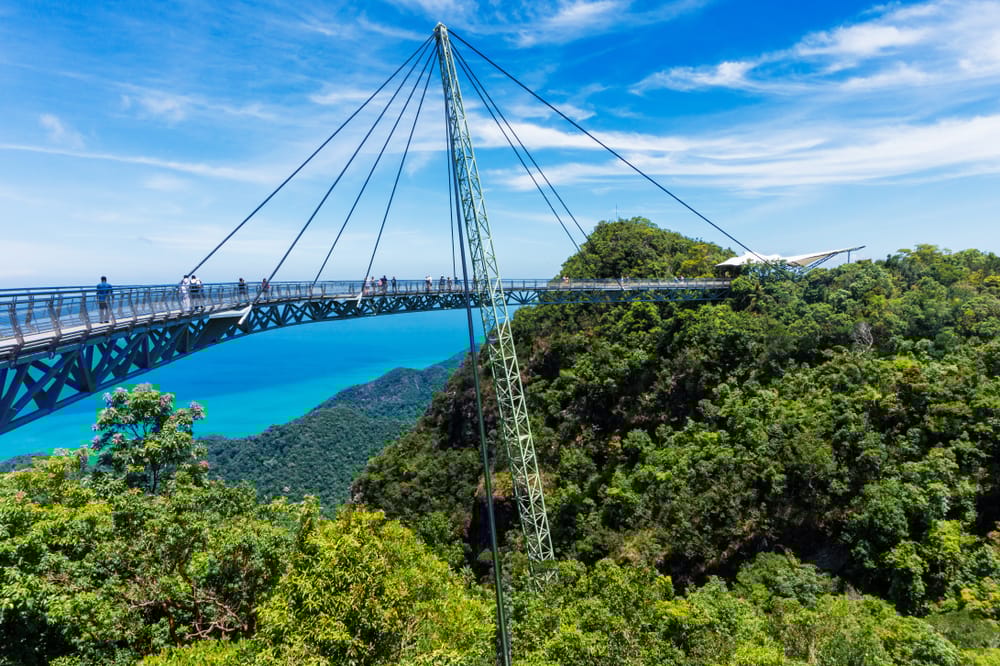 Den moderne Langkawi Sky Bridge i Malaysia, en spektakulær gangbro spændt ud mellem bjergtinder med udsigt over øens frodige natur