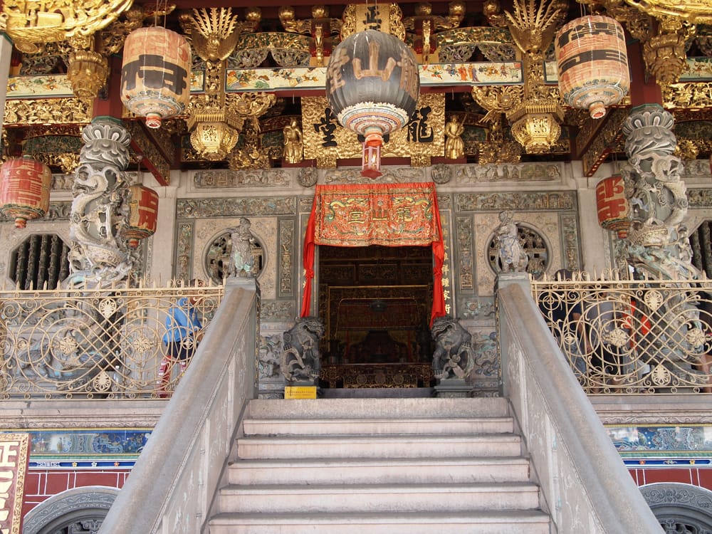 Khoo Kongsi-templet i George Town, Penang, Malaysia, et traditionelt klan-hus kendt for sin rigt udsmykkede kinesiske arkitektur og kulturhistoriske betydning