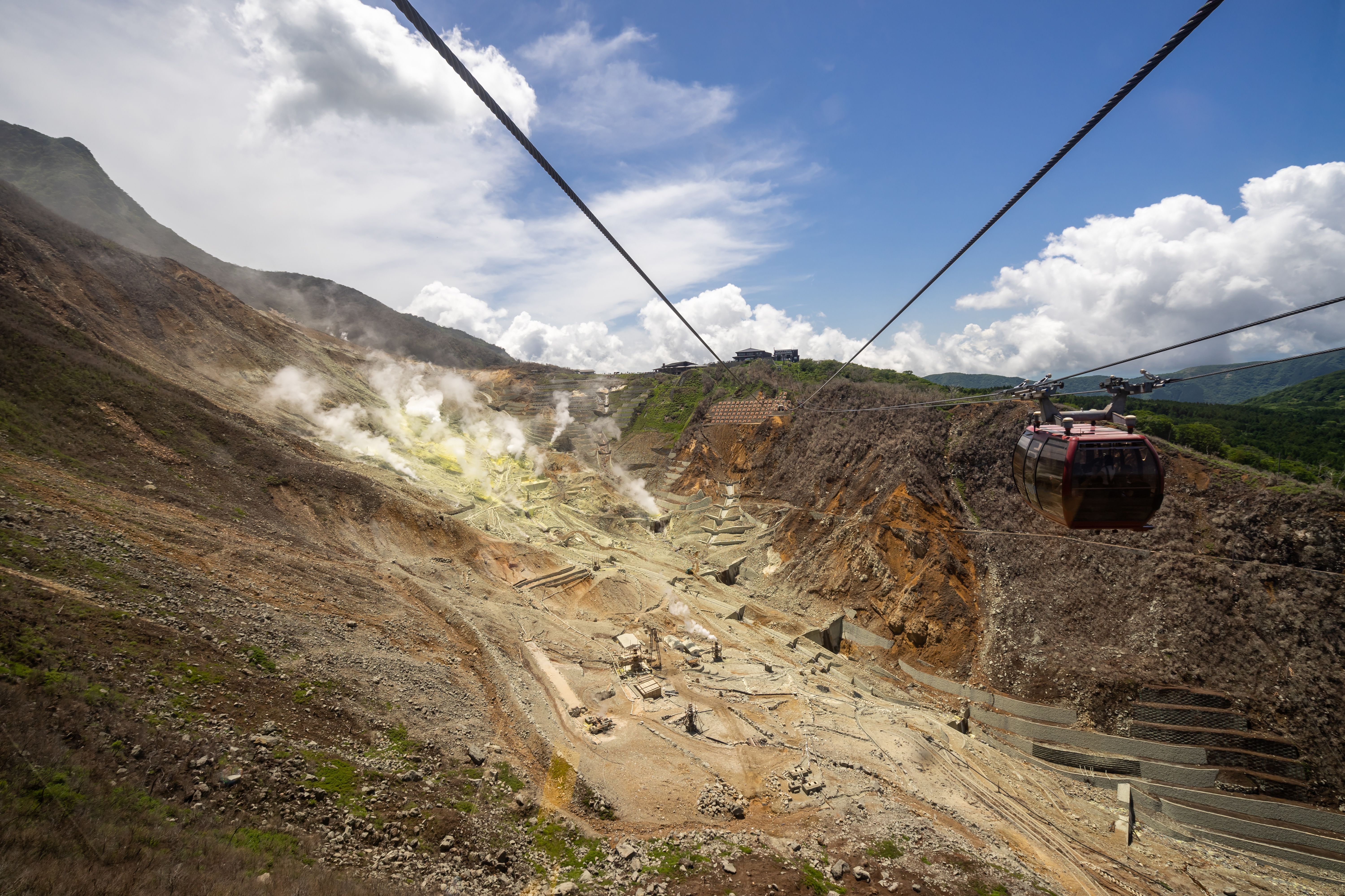 Hakone Ropeway over Owakudani vulkandalen med varme kilder.