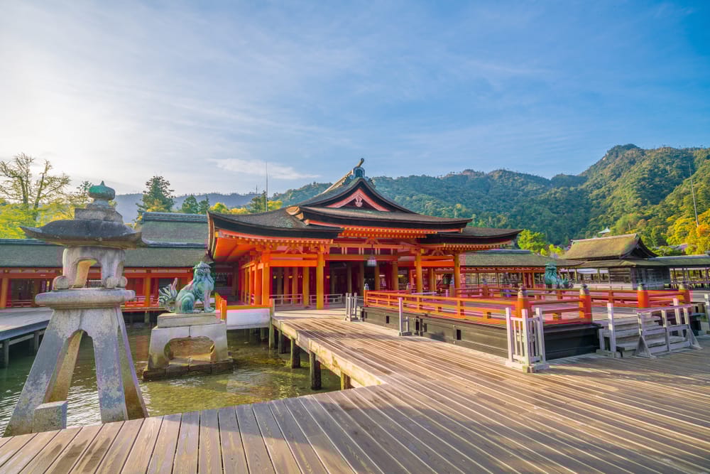 Den århundredgamle Itsukushima-helligdom på Miyajima Island i Japan, kendt for sin ikoniske torii-port i havet