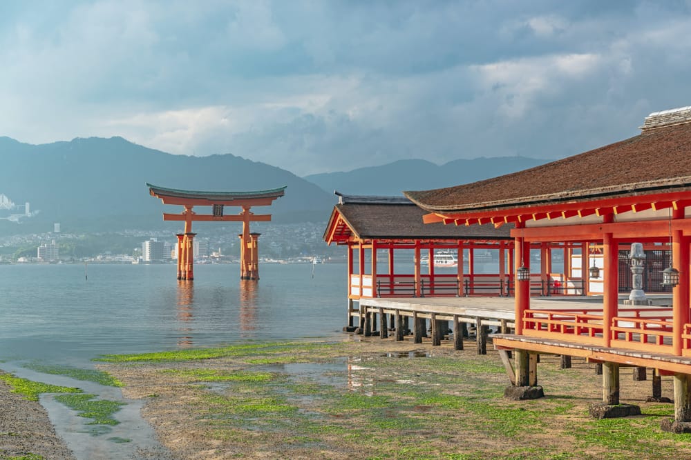 Itsukushima-helligdommen i Hiroshima, Japan – ikonisk Shinto-tempel ved havet, kendt for sin flydende torii-port.